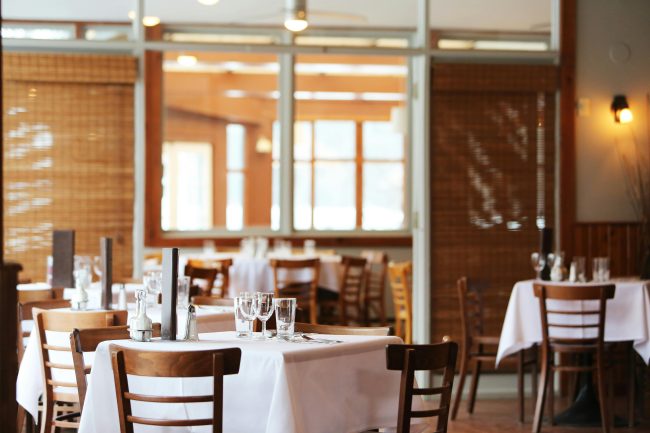 Emergenza al ristorante, arresto shock per donna ubriaca dopo una violenta colluttazione: 5 feriti
