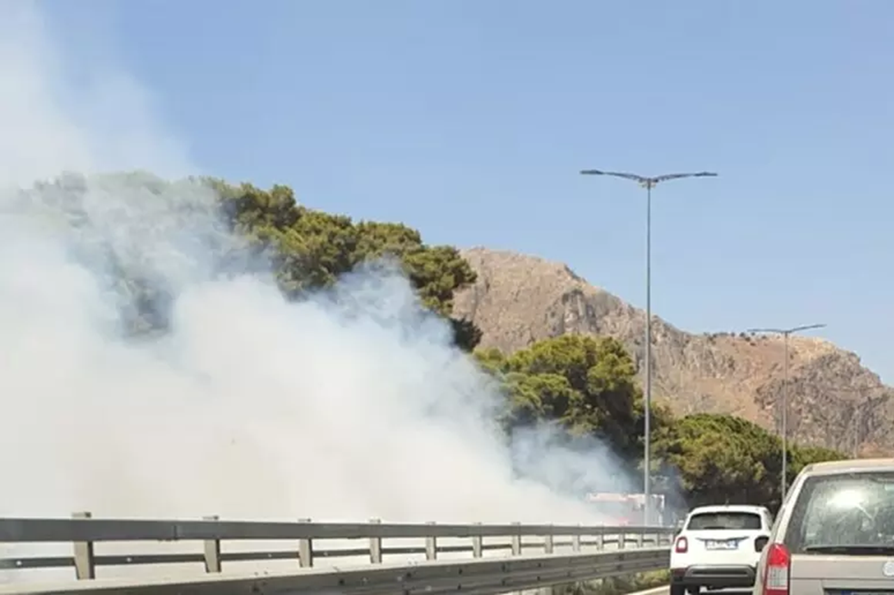 Brucia Palermo e provincia, fiamme anche in autostrada