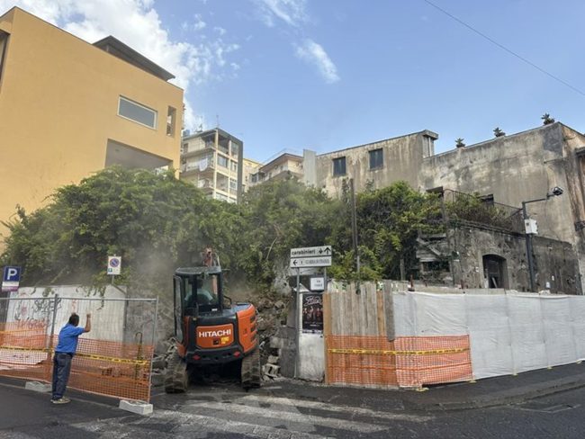 Acireale, demolito il rudere di corso Umberto