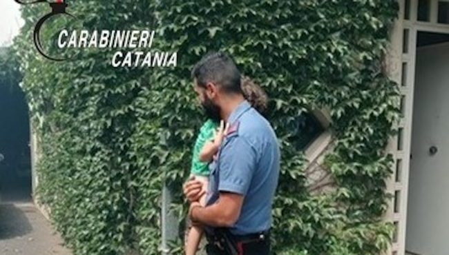 Incendio a San Gregorio, fiamme lambiscono villetta: Carabinieri salvano nonni e nipotino che dormivano