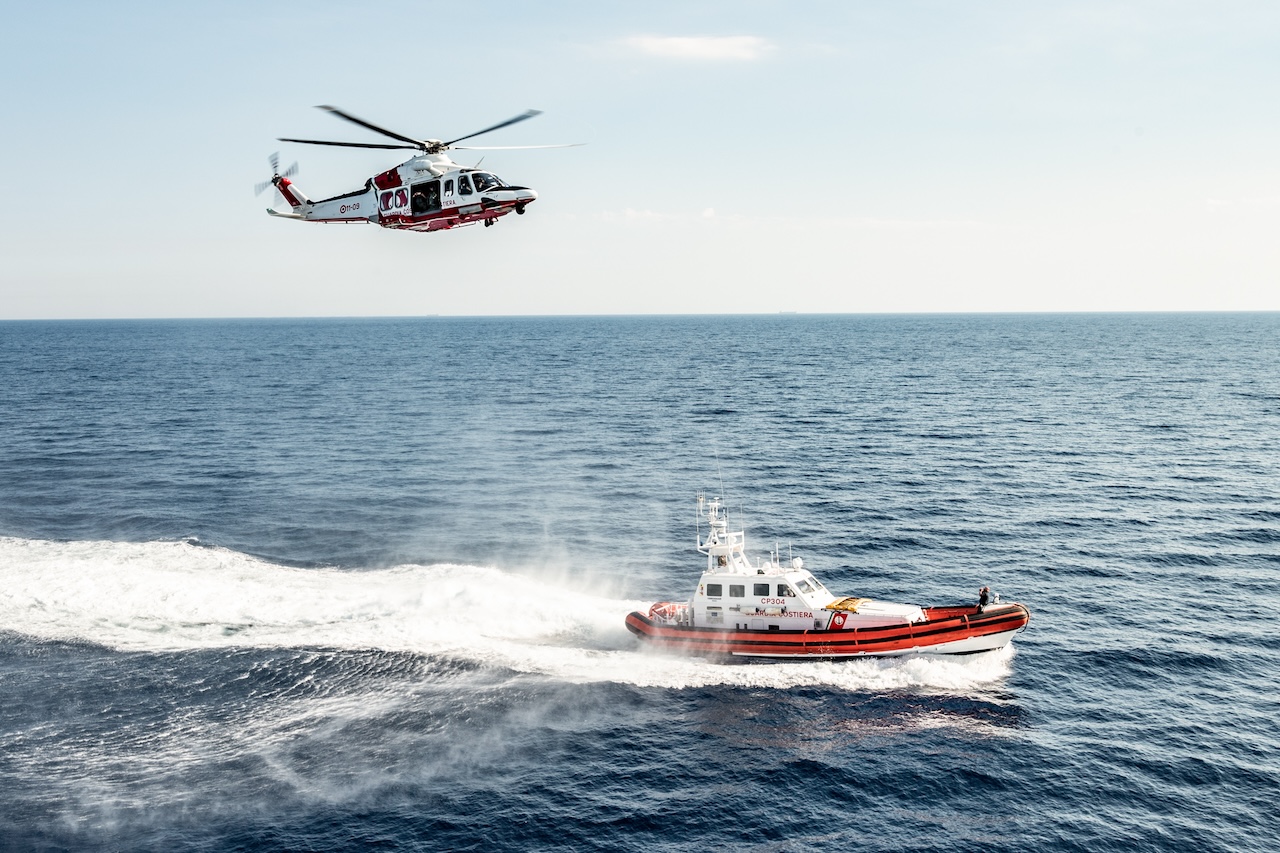 Intervento di soccorso per salvare un uomo a bordo di una nave a 150 miglia nautiche da Catania