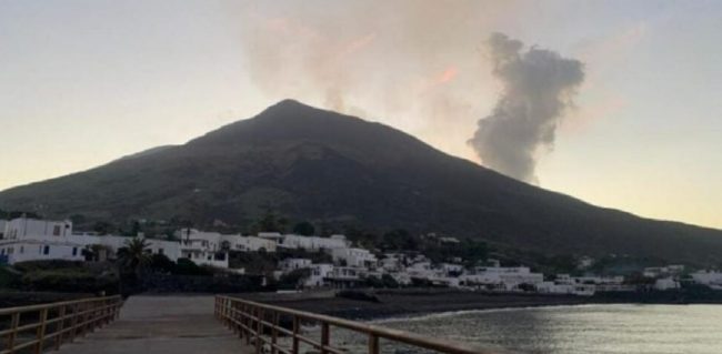 Stromboli, si allentano le restrizioni: riprende la scalata fino all’Osservatorio