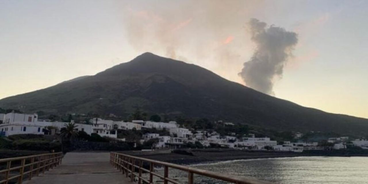 Stromboli, arrestata la colata di lava a un passo dal mare