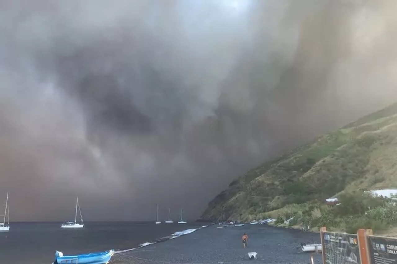 Il probabile crollo dell’edificio vulcanico dello Stromboli e l’intensa nube di cenere lavica su sciara del fuoco