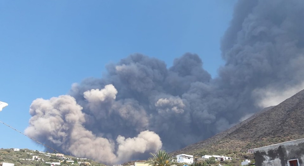 Emergenza vulcanica allo Stromboli: un’esplosione ha innescato un incendio