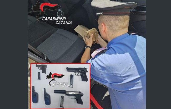 In auto con 3 pistole e munizioni: arrestato pregiudicato