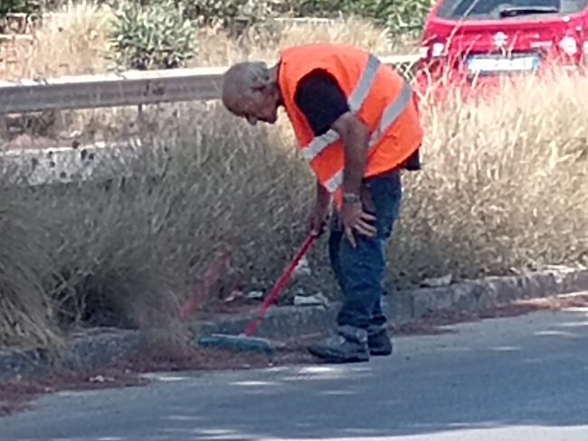 “Nonnino” palermitano ripulisce ogni giorno le strade per sentirsi utile e non c’è modo di fermarlo