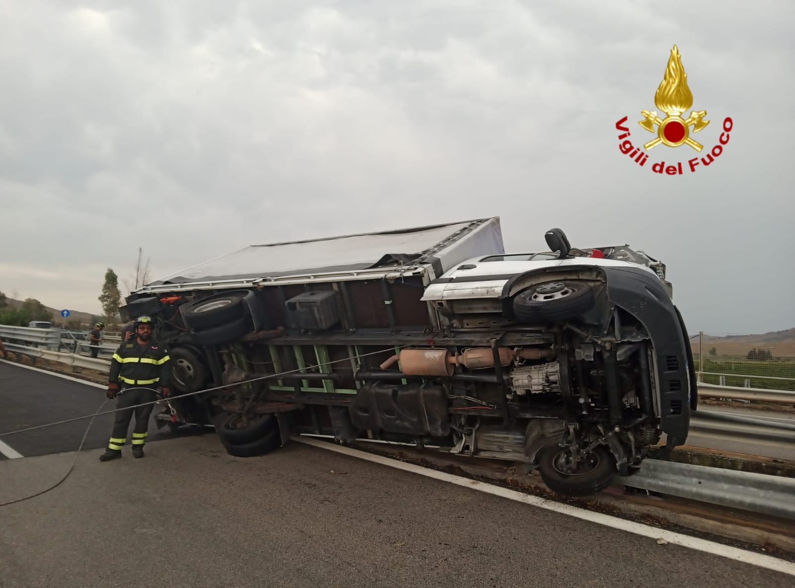 Paura sulla A19 Palermo-Catania, camion si ribalta e rimane in bilico sul margine di un cavalcavia