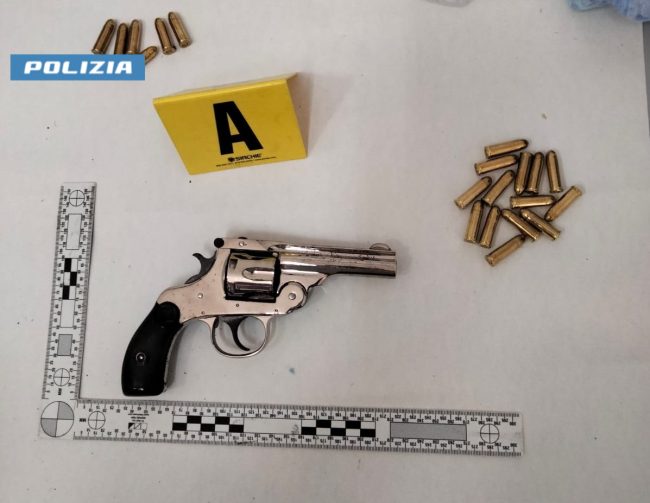 Arma clandestina pronta all’uso e munizioni in un appartamento di Palermo