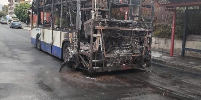 Autobus in fiamme in viale della Regione Siciliana a Palermo