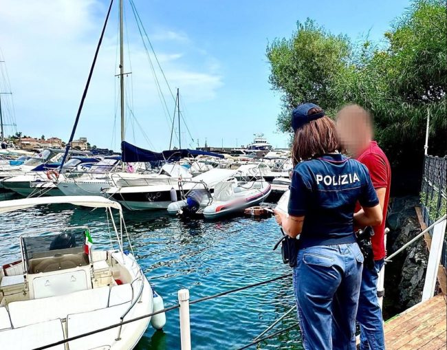 Poliziotti in azione a Ognina, nel mirino bar abusivi