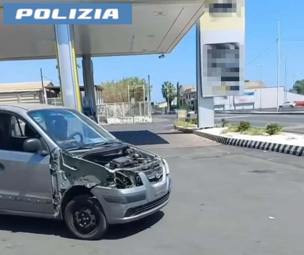 “Folklore” in Tangenziale, auto fatiscente sequestrata: sanzioni salatissime