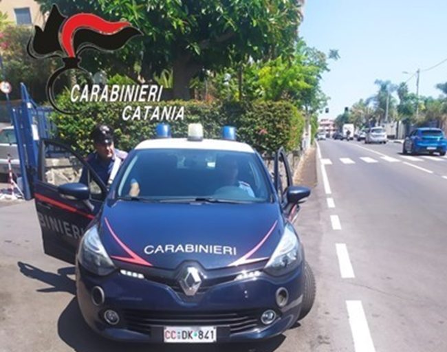 Aci Castello, adocchia e ruba costoso cellulare alla sua vittima: denunciato 45enne