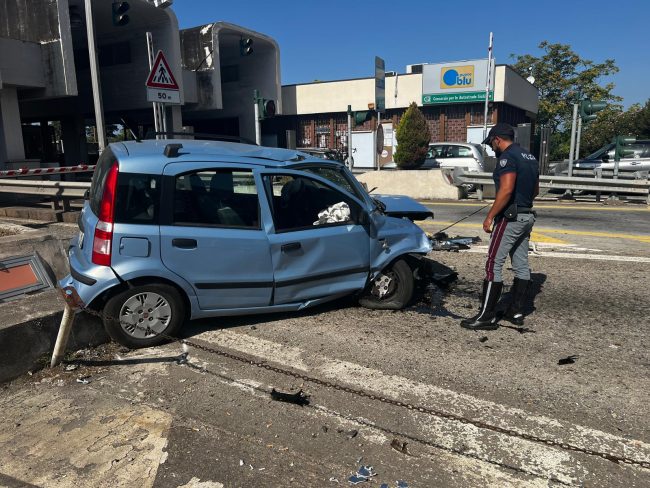 Incidente sull’A20, si schianta con la Panda contro guardrail e caselli autostradali