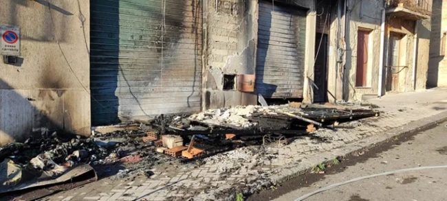 Nissoria, intimidazione e incendio doloso: bruciata la sede di un’associazione
