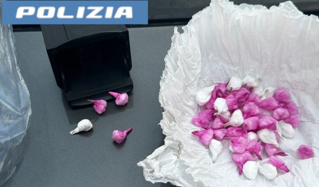 Giovane catanese arrestato per spaccio: nascondeva 57 dosi di droga nella portiera dell’auto