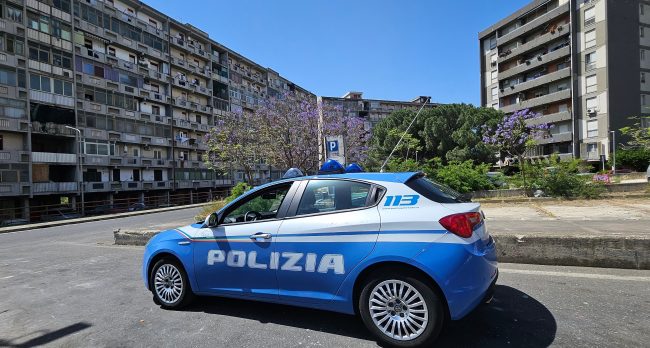 Non si fermano all’alt e vanno a sbattere contro l’auto della polizia, doppia denuncia a Catania