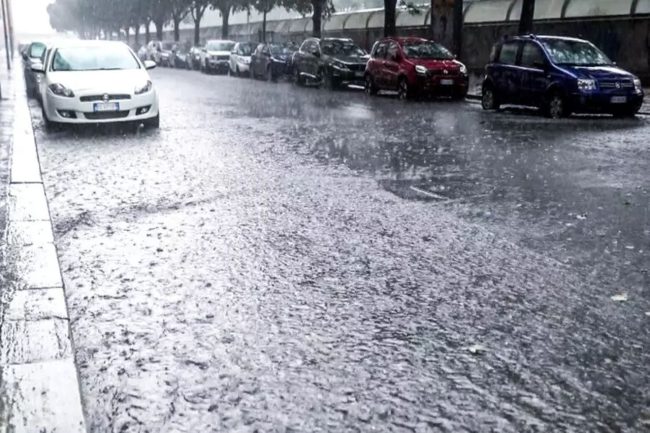 Maltempo, tromba d’aria su Palermo: scuole chiuse fra Catania e Messina