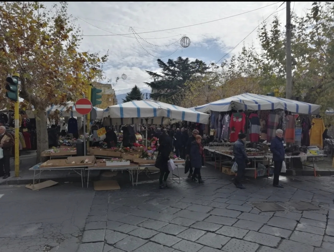 Mercato Domenicale di Randazzo: tra tradizione e controversie moderne