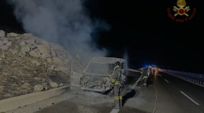 Furgone in fiamme sulla A19: immediato l’intervento dei vigili del fuoco