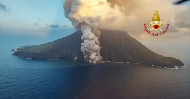 Stromboli, intensa esplosione e ricaduta materiale piroclastico alla Sciara del Fuoco
