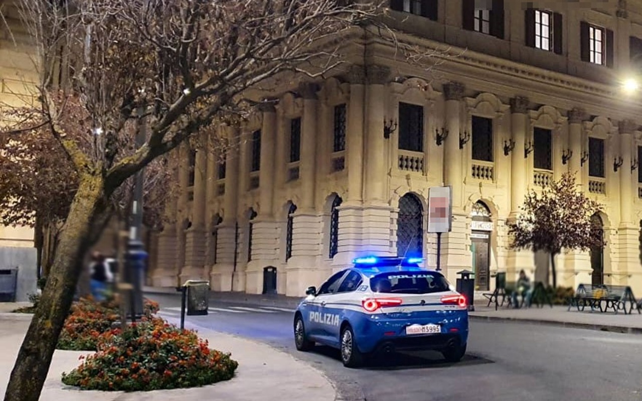 Caltagirone, donna minaccia di lanciarsi nel vuoto da una terrazza: salvata in extremis