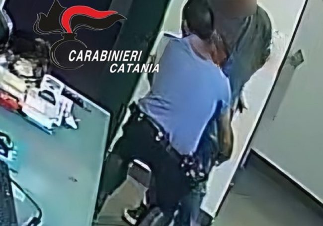 Paternò, rapinatore in farmacia bloccato da cliente coraggioso: arrestato 45enne