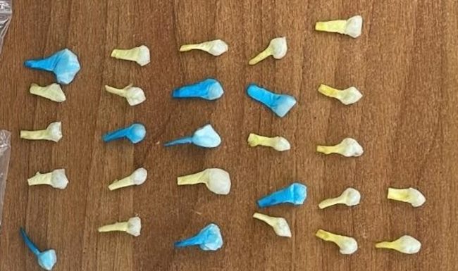 Beccato dalle Autorità con un coltello a scatto e dosi di cocaina: in arresto 19 catanese