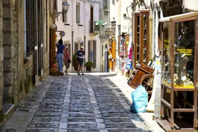 Turista perde borsello con dentro mille euro: riconsegnato dai carabinieri