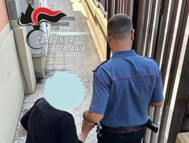 Catania, violenze fisiche e verbali alla madre anziana: ai domiciliari 56enne