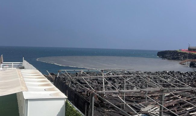 Acqua di fogna a mare di uno scarico abusivo sporca il solarium di Piazza Europa