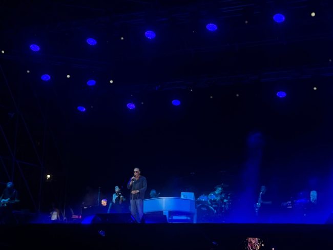 Venditti in concerto a Catania nel bel mezzo della “bufera”, sul palco lacrime e commozione – VIDEO