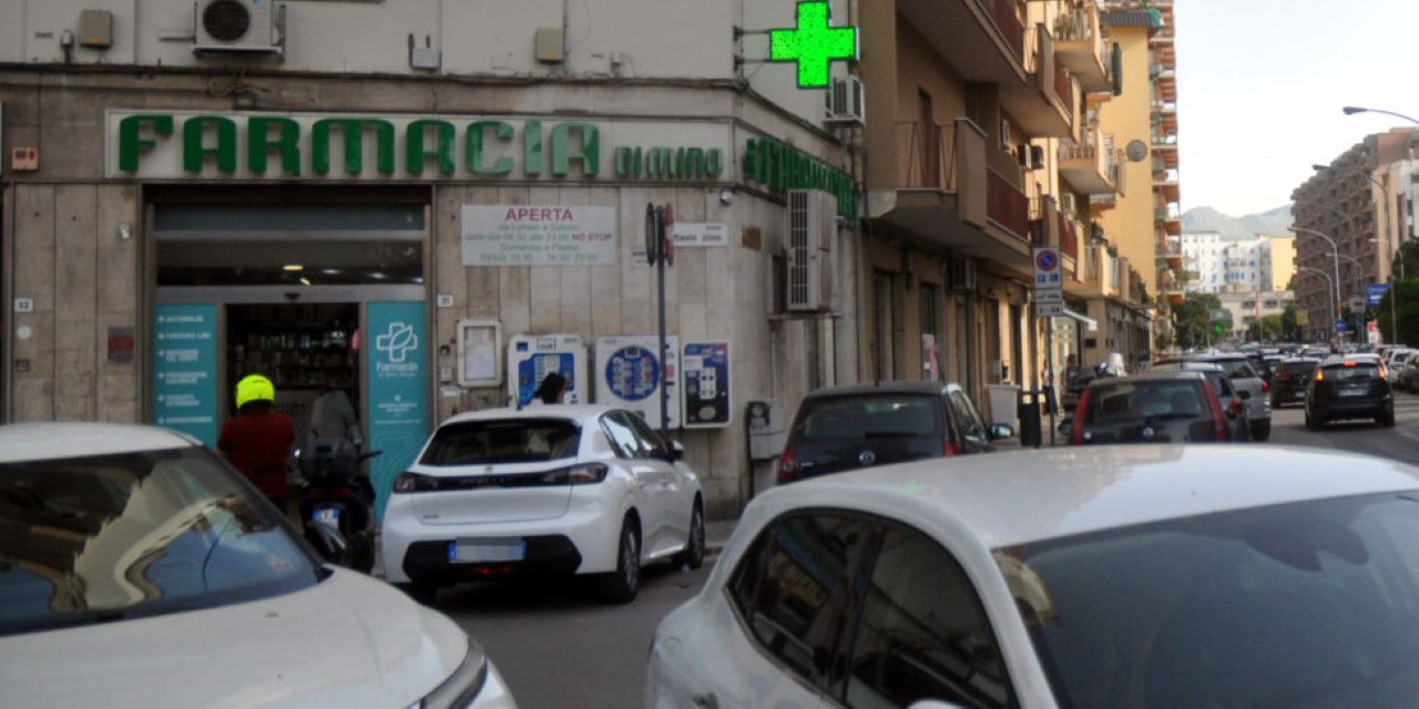 Palermo, 50enne picchiato in piazza: viene soccorso dagli agenti, ma li aggredisce con una bottiglia di vetro rotta