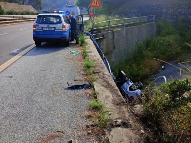 Paura sulla A20, auto sbanda e vola giù dal viadotto