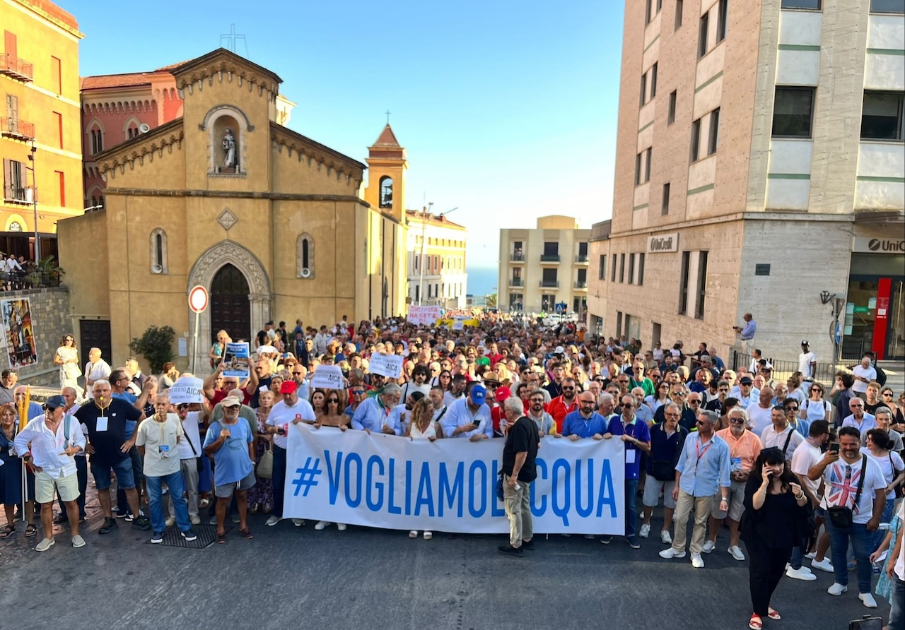 “Vogliamo l’acqua”, il grido disperato di oltre duemila manifestanti contro la crisi idrica nell’Agrigentino