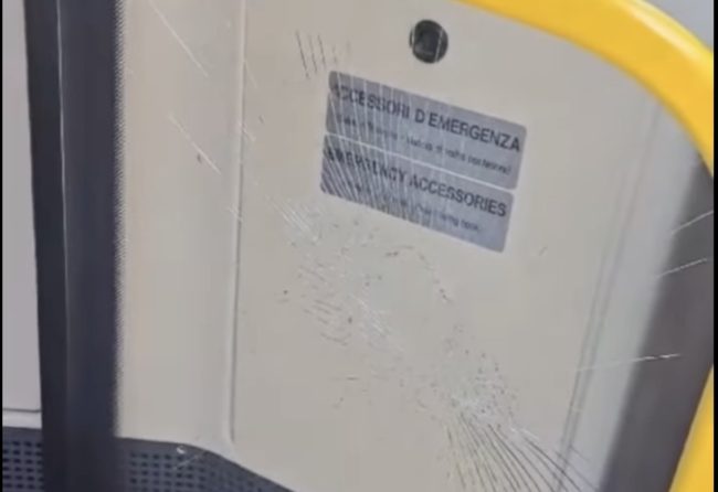 Spacca il vetro di un autobus Atm Messina e va via, l’autista lo rincorre. Solidarietà da Faisa Cisal – IL VIDEO
