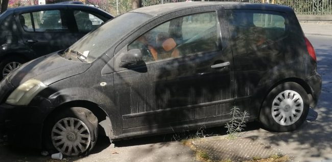 “Cimitero di auto” a Catania