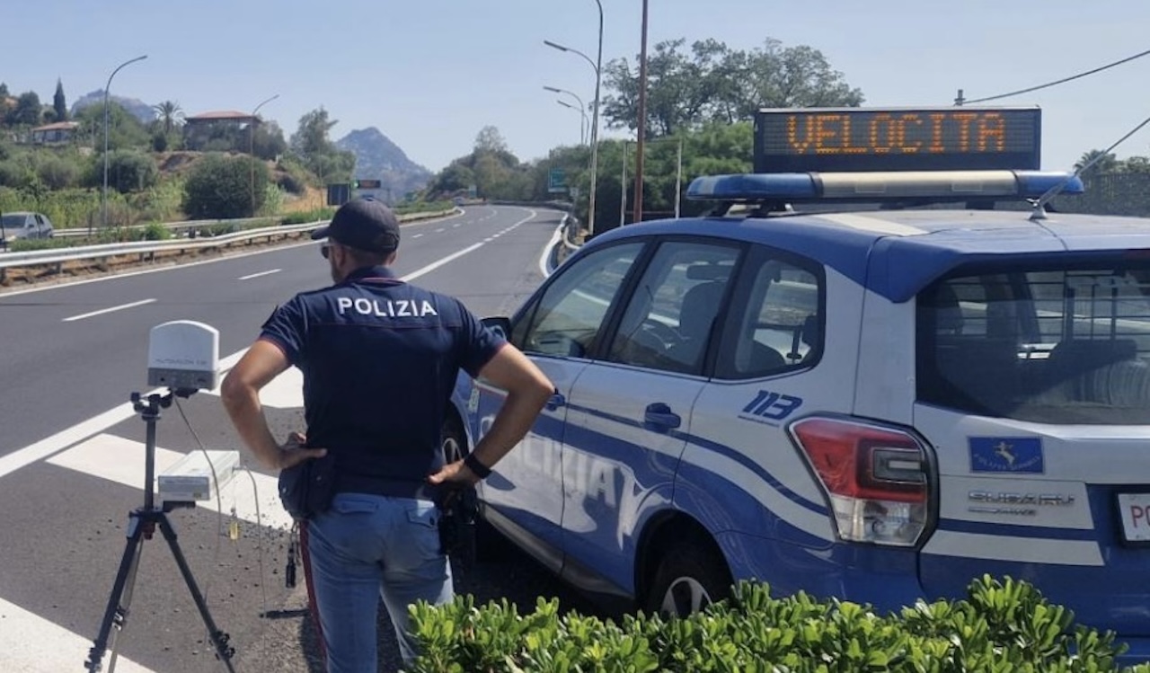 Messina, sospese 140 patenti di guida per eccesso di velocità in autostrada: decurtati oltre 10mila punti