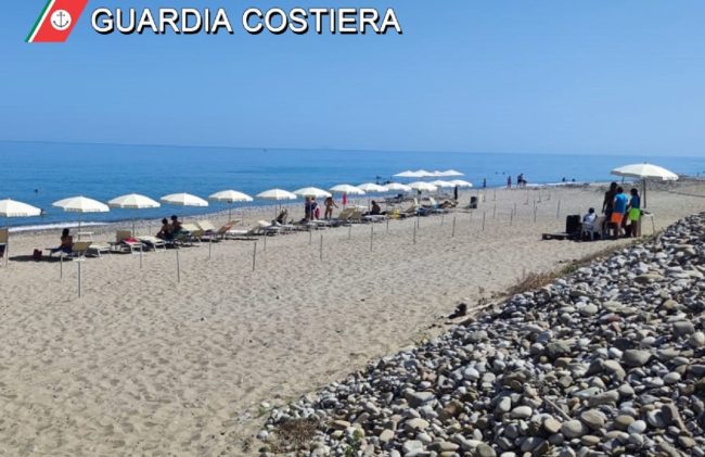Lido abusivo su una spiaggia del Palermitano, nei guai il responsabile