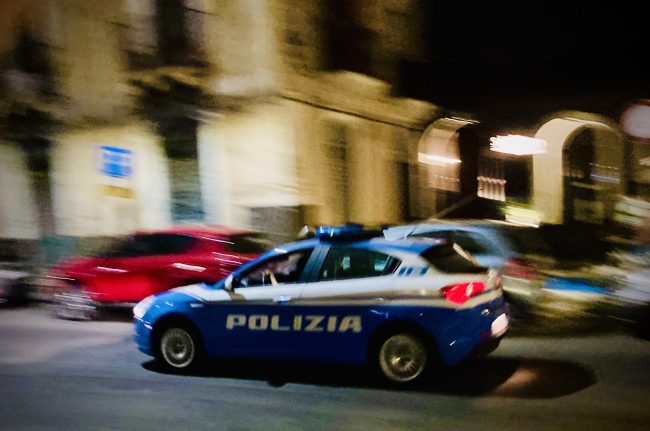 Scene da film a Catania: con un’auto rubata fugge ai poliziotti e si schianta contro un muro