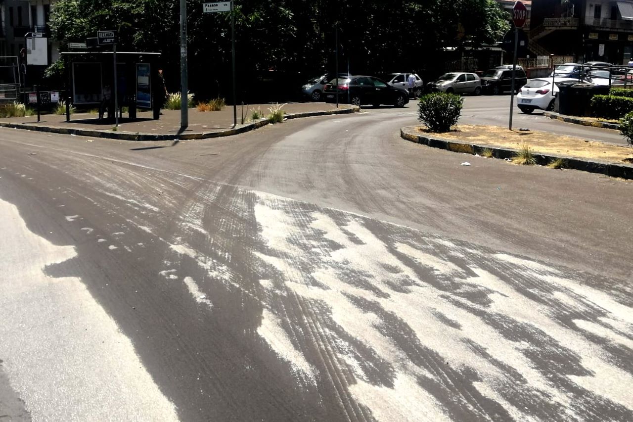 Catania sommersa dalla cenere, perché la mancata raccolta preoccupa così tanto