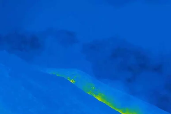 Stromboli in fermento, emissione di lava nella parte alta della Sciara del Fuoco