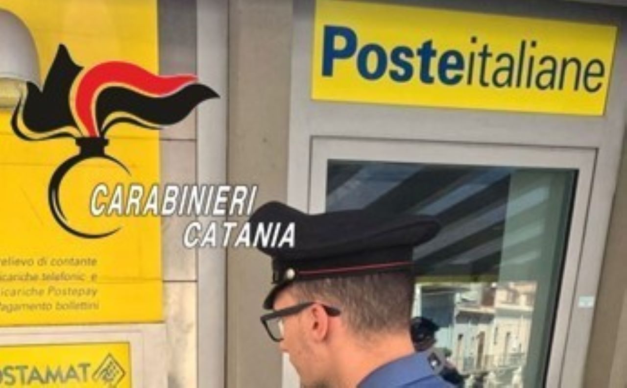 Bronte, distrugge lo schermo delle Poste con un martello: beccato e denunciato dai carabinieri