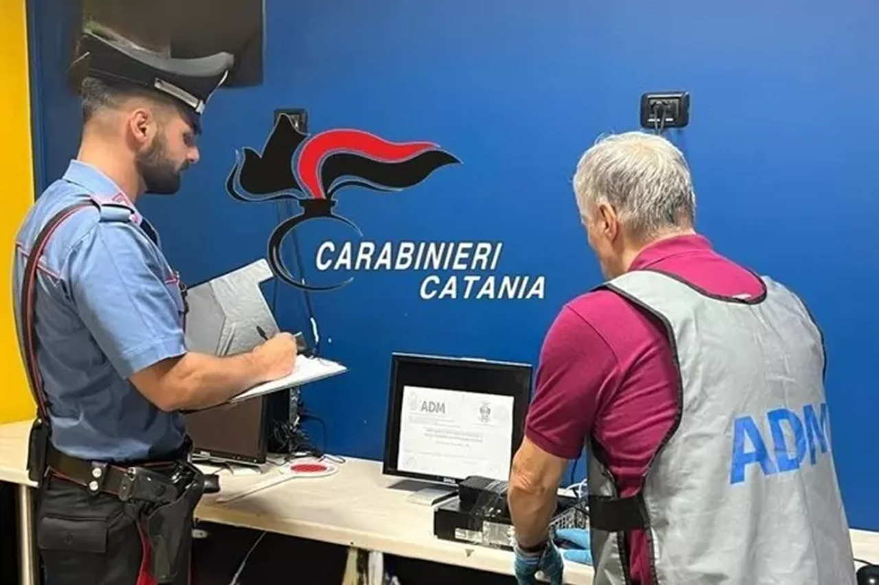 Catania, scoperto casino clandestino dentro chiosco bar: giro d’affari di oltre 1 milione di euro
