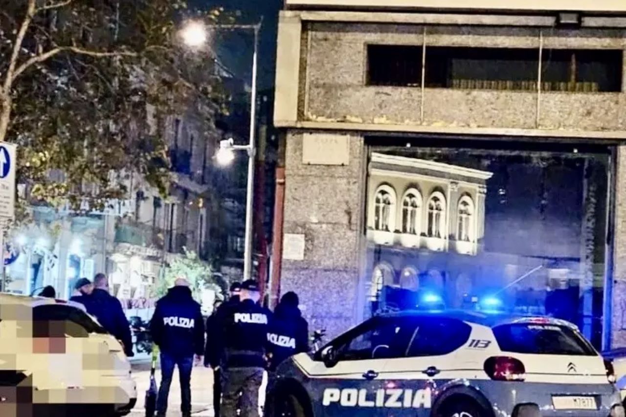 Catania, rubava cellulari travestito da donna