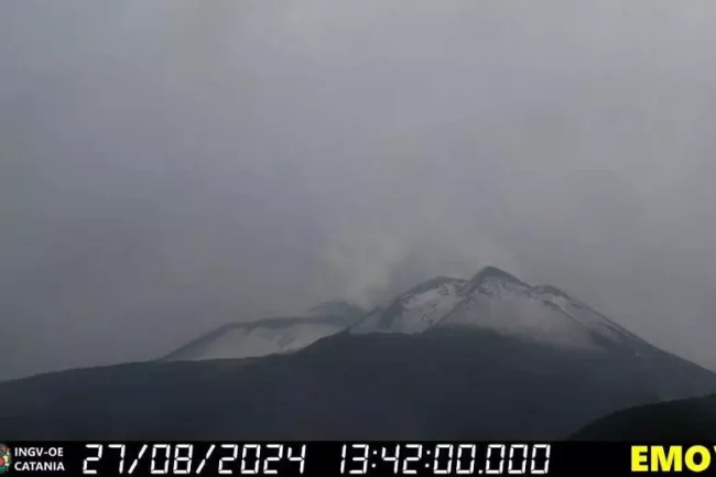 La dualità meteo catanese: neve sulla cima dell’Etna ma in città fanno 30 gradi