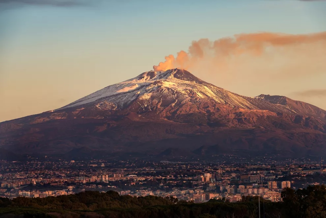 L’Etna continua a sbuffare: pericolo piogge e la situazione all’aeroporto di Catania