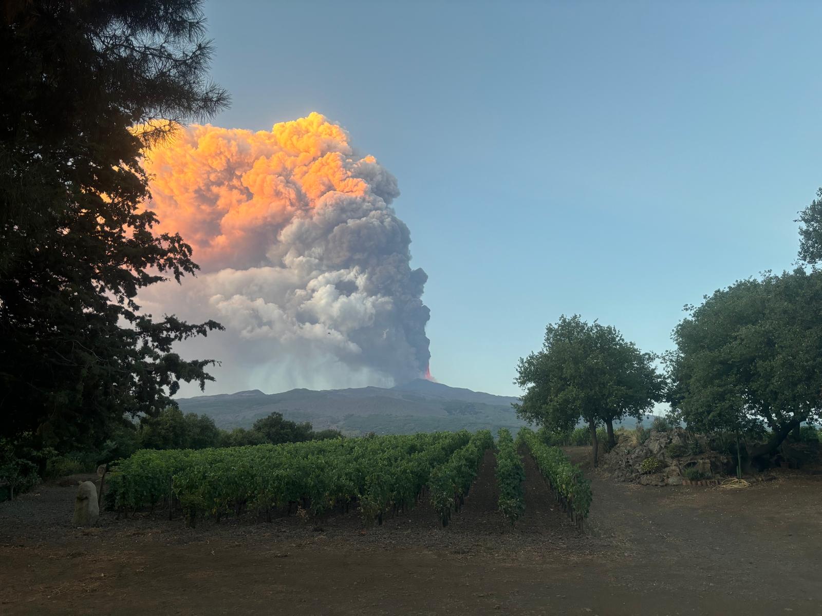 Etna, nuova eruzione nella notte e ricaduta di cenere vulcanica