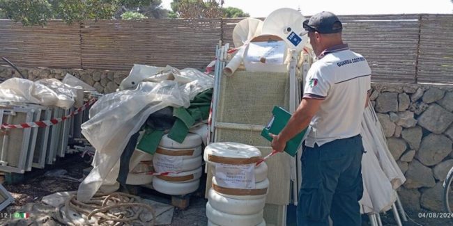 Favignana, sequestrati ombrelloni e lettini per occupazione abusiva della spiaggia