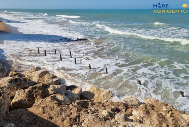 Si tuffano a mare ma vengono colpiti da tubi arrugginiti, 4 feriti. Mareamico: “Era stato già segnalato”